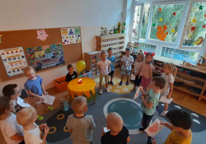 dzieci pozują do zdjęcia