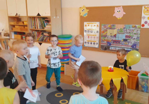 dzieci pozują do zdjęcia