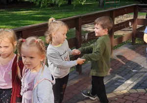 Dzieci tańczą na tarasie