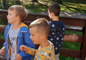 Dzieci tańczą na tarasie