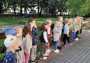 Dzieci tańczą na tarasie