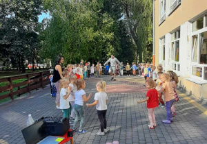Dzieci tańczą na tarasie