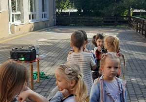 Dzieci tańczą na tarasie