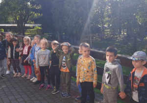 Dzieci tańczą na tarasie