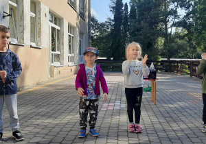 Dzieci tańczą na tarasie