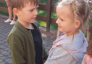 Dzieci tańczą na tarasie