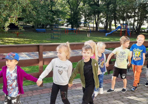 Dzieci tańczą na tarasie