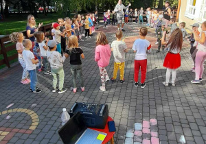 Dzieci tańczą na tarasie