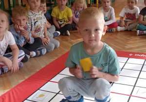 chłopiec stoi na macie do kodowania