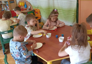 dzieci przy stole malują