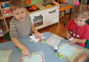 dzieci naklejają kolorowe listki