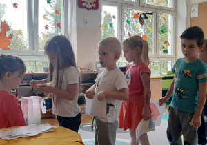 Dzieci składają życzenia