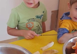 Dzieci obierają i kroją owoce