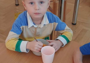 Dzieci degustują sałatkę