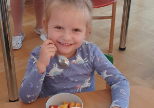 Dzieci degustują sałatkę