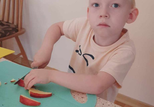 Dzieci obierają i kroją owoce