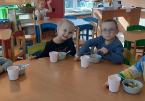 Dzieci degustują sałatkę