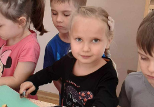 Dzieci obierają i kroją owoce