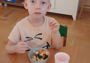 Dzieci degustują sałatkę