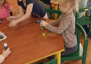 dzieci wyklejają literkę o