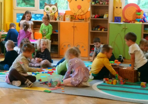Dzieci podczas zabaw i sytuacji edukacyjnych