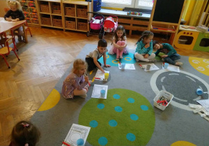 Dzieci podczas zabaw i sytuacji edukacyjnych