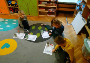 Dzieci podczas zabaw i sytuacji edukacyjnych