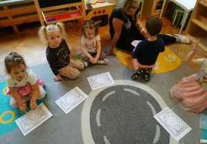 Dzieci podczas zabaw i sytuacji edukacyjnych