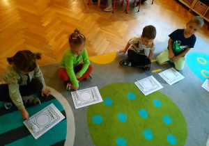 Dzieci podczas zabaw i sytuacji edukacyjnych