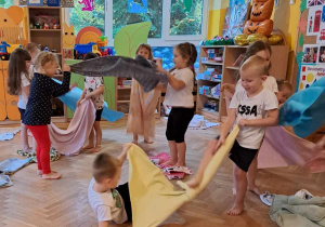 Dzieci podczas zabaw i sytuacji edukacyjnych