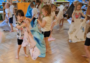 Dzieci podczas zabaw i sytuacji edukacyjnych