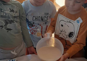 Dzieci mieszają składniki potrzebne na chleb
