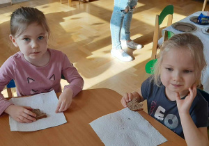 Dzieci degustują chleb
