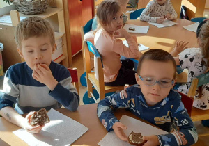 Dzieci degustują chleb