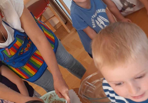 Dzieci mieszają składniki potrzebne na chleb