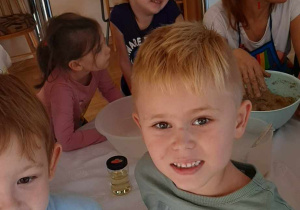 Dzieci mieszają składniki potrzebne na chleb