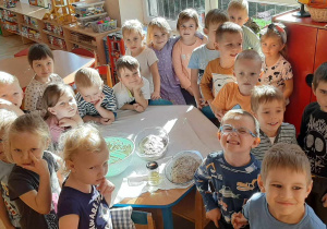 Dzieci mieszają składniki potrzebne na chleb