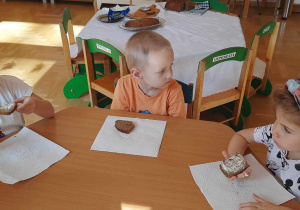 Dzieci degustują chleb