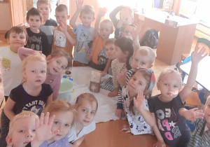 Dzieci mieszają składniki potrzebne na chleb