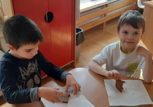 Dzieci degustują chleb