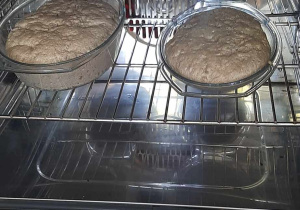 Dzieci degustują chleb