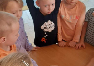 Dzieci degustują chleb