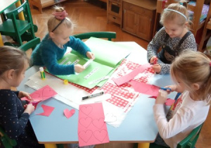 Przygotowujemy serdeczne karteczki.