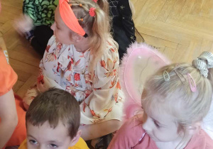 dzieci biorą udział w konkursie