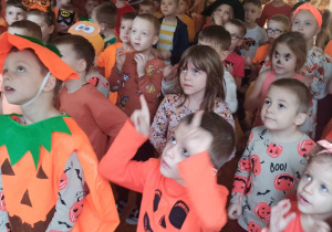 dzieci oglądają bajkę i pokazują ćwiczenia