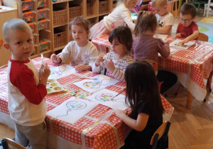 Dzieci wykonują prace plastyczne
