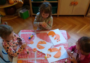 Dzieci podczas wykonywania pracy plastycznej