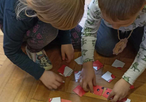 dzieci układają puzzle