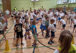 dzieci skaczą na sali gimnastycznej
