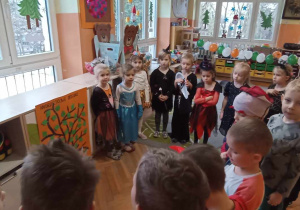 dzieci stoją w półkolu